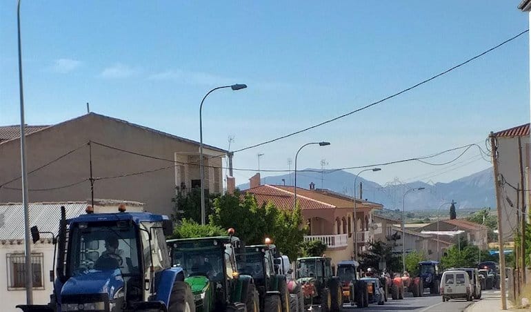 Vuelve el bloqueo a Extremadura: los agricultores cortan 12 carreteras en toda la región