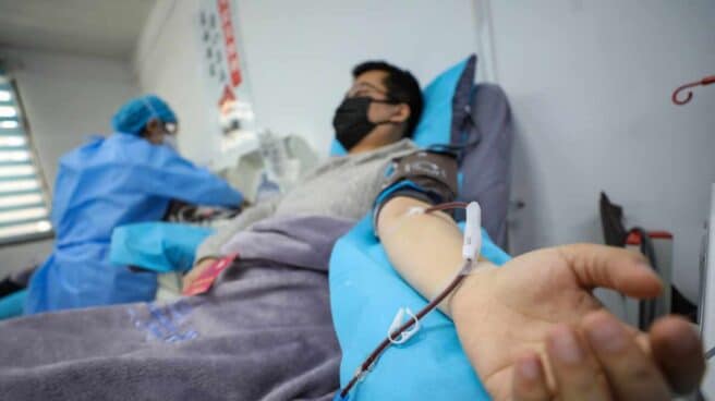 Un paciente de coronavirus recuperado dona sangre en un hospital chino.