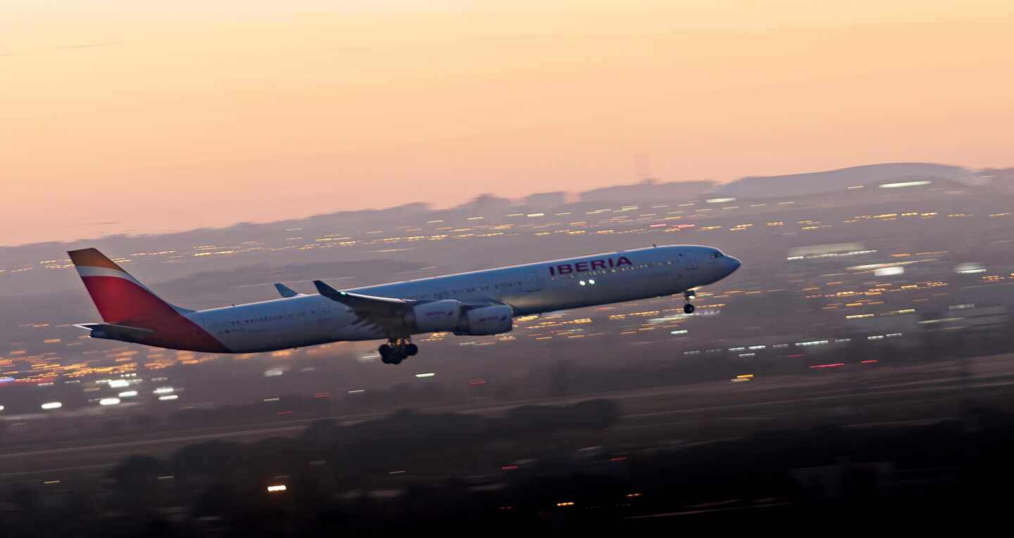 Iberia prolonga la suspensión de sus vuelos a China hasta final de abril por el coronavirus