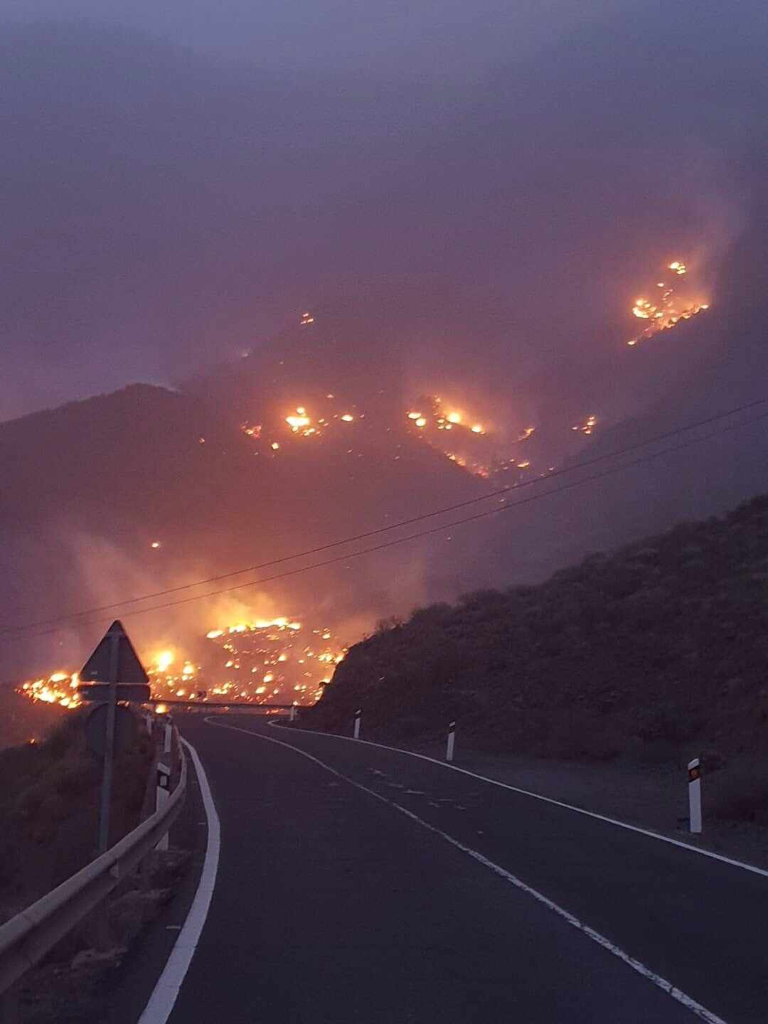 Canarias pide el apoyo de la UME para sofocar el incendio de Tasarte