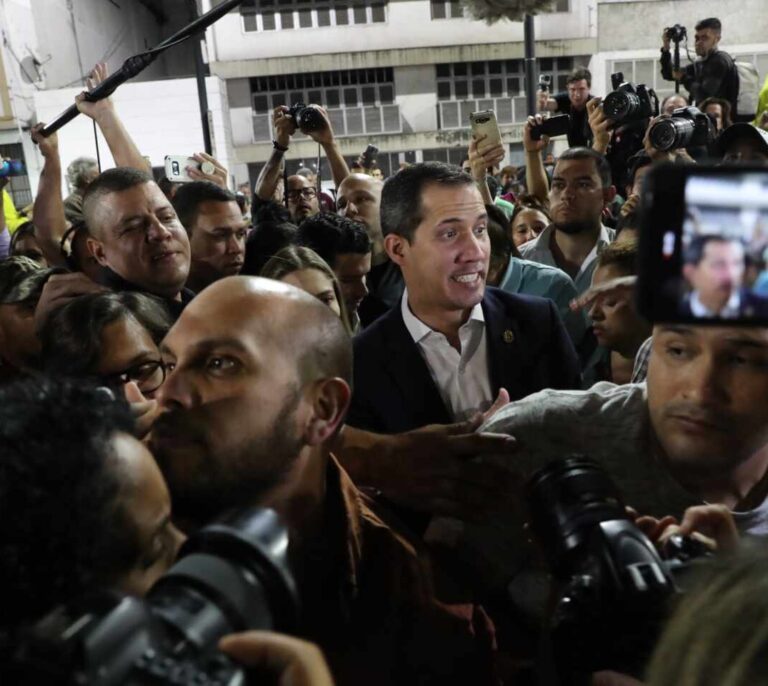 Guaidó denuncia la "desaparición forzada" de su tío tras aterrizar junto a él en Caracas