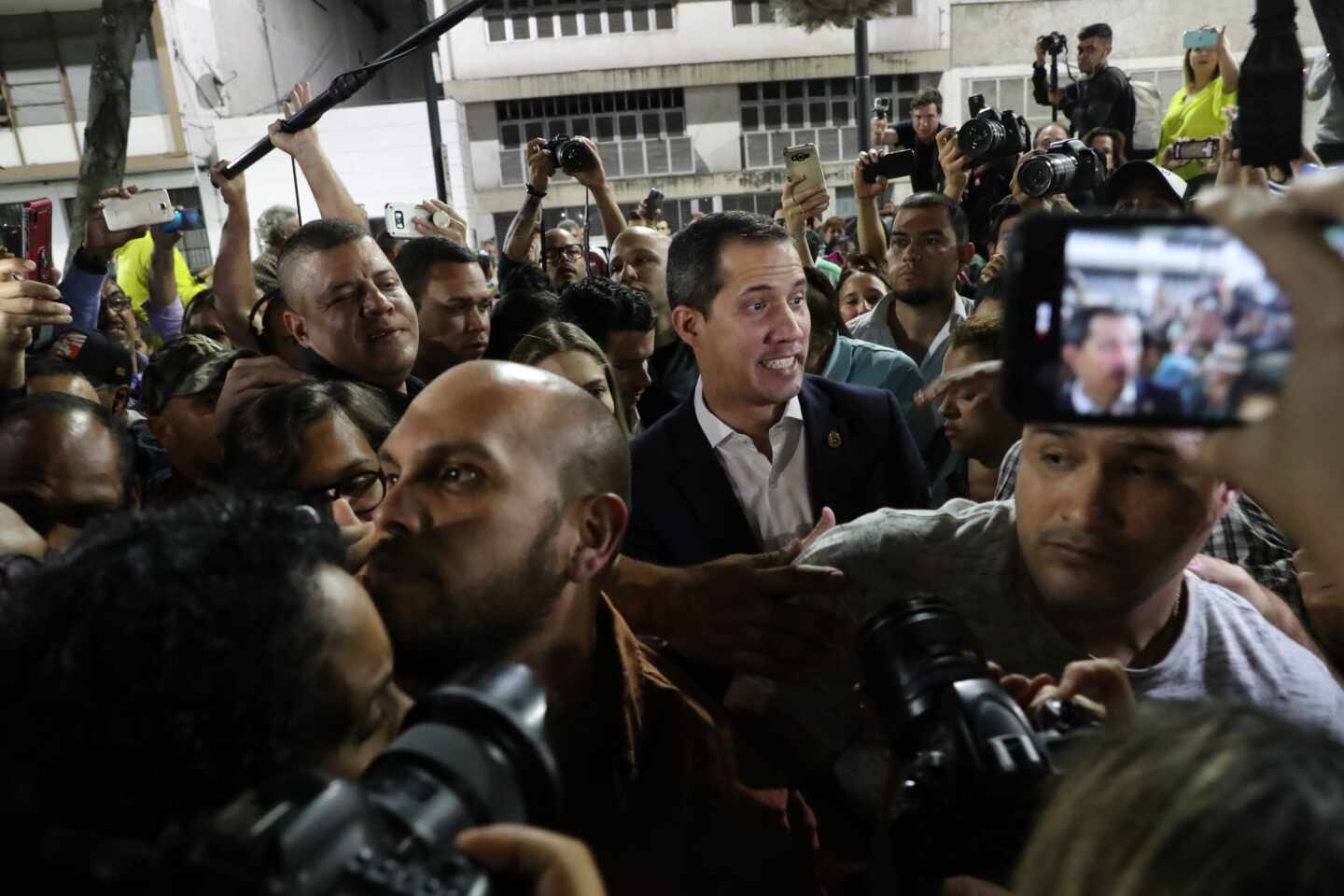 Guaidó denuncia la "desaparición forzada" de su tío tras aterrizar junto a él en Caracas