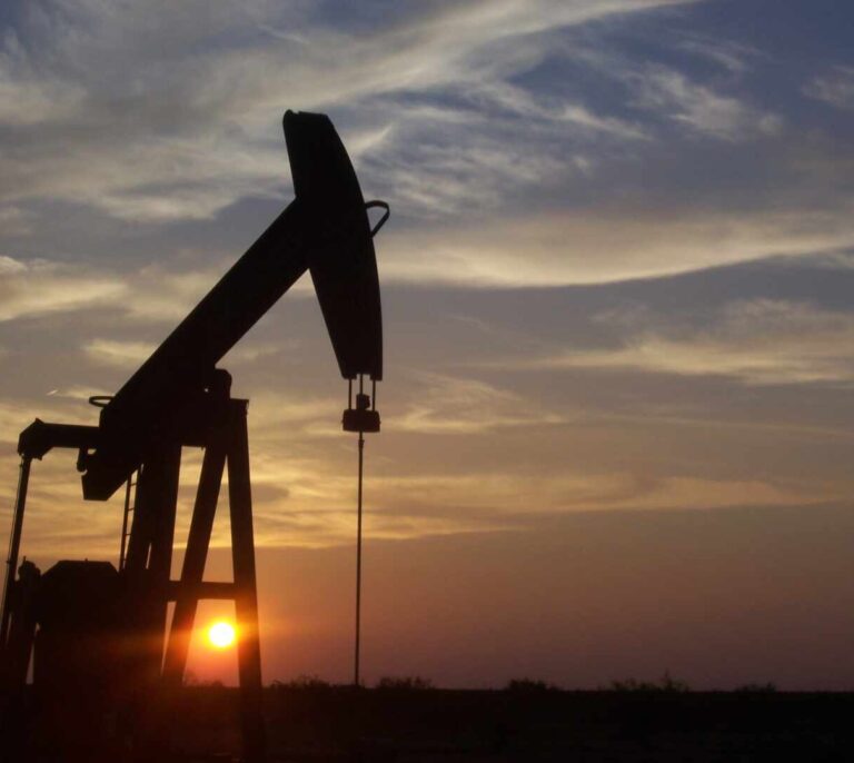 El petróleo alcanza máximos desde marzo tras la OPEP+ y Repsol se dispara