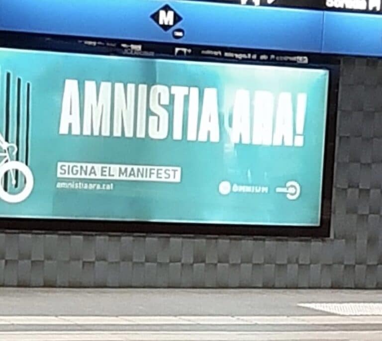 PSC y Colau avalan la campaña pro amnistía de Ómnium en el transporte de Barcelona