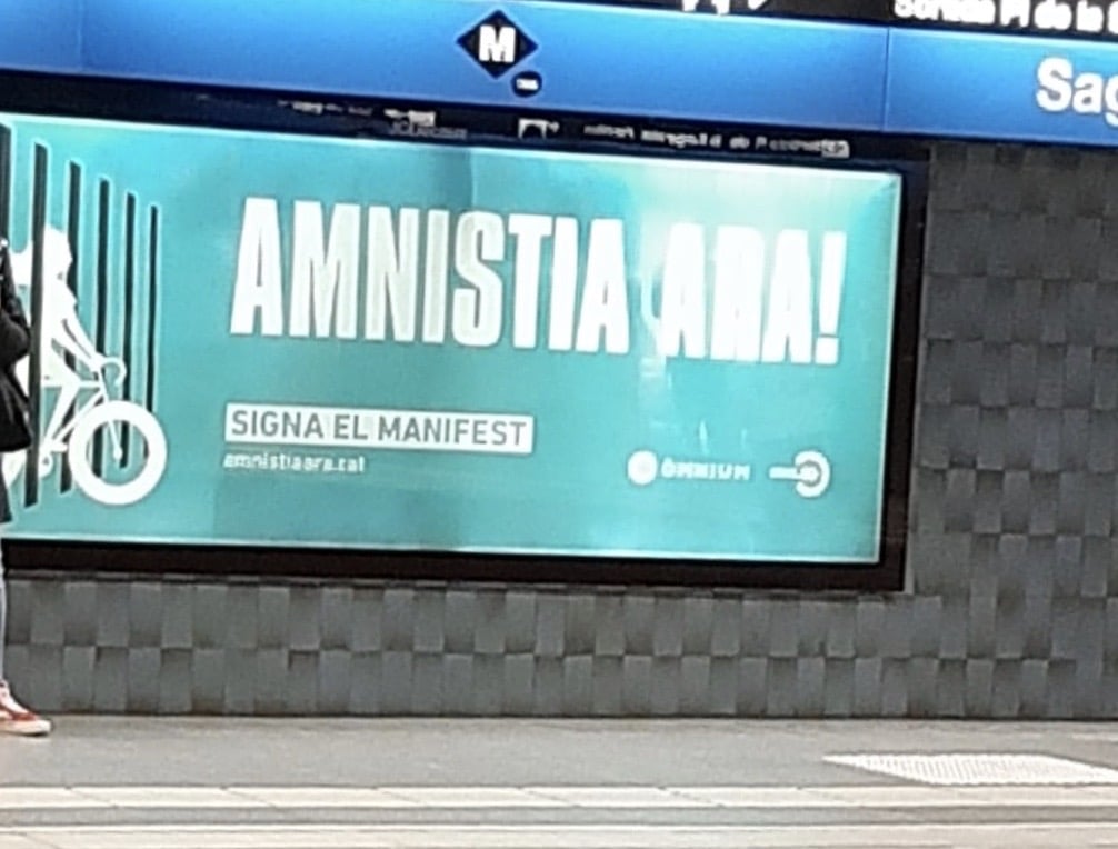 PSC y Colau avalan la campaña pro amnistía de Ómnium en el transporte de Barcelona