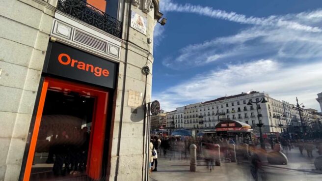 Tienda de Orange, que ha reducido sus ingresos por la fuerte competencia Tienda de Orange en la Puerta del Sol de Madrid.