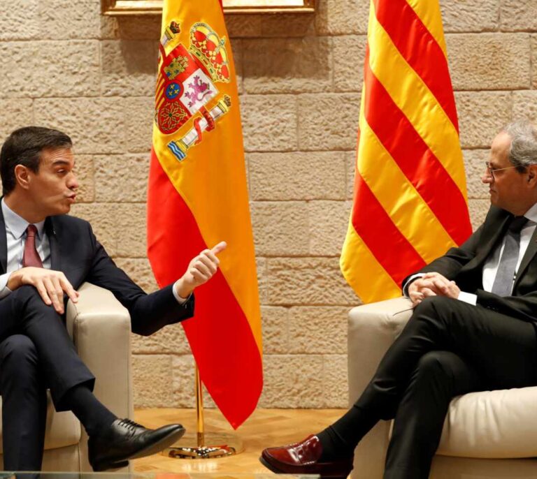 Los dos libros, con mensaje, que Torra le ha regalado a Pedro Sánchez
