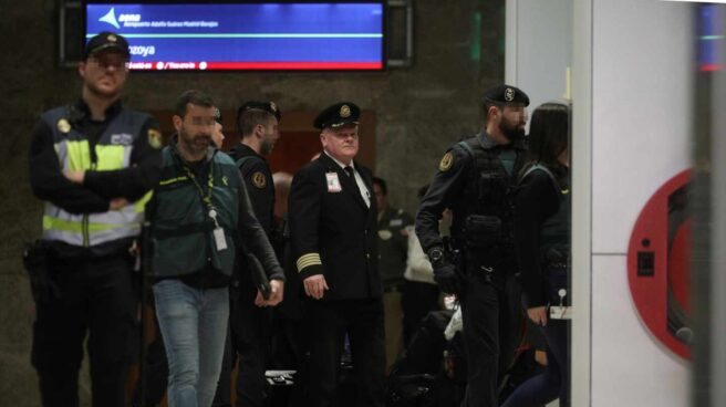 El piloto del vuelo AC837 de Air Canada, en Barajas tras el aterrizaje de emergencia.