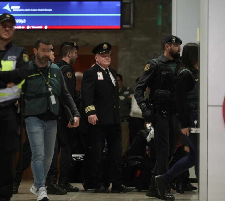 Así fue la conversación completa entre el Air Canada, el control de Barajas y el piloto del F-18