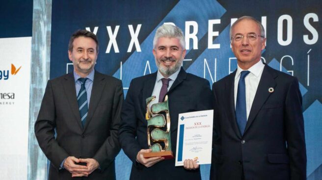 David Page, de El Independiente, recibe uno de los Premios de la Energía de manos del consejero delegado de Repsol, Josu Jon Imaz, y del presidente de Viesgo y Enerclub, Miguel Antoñanzas.