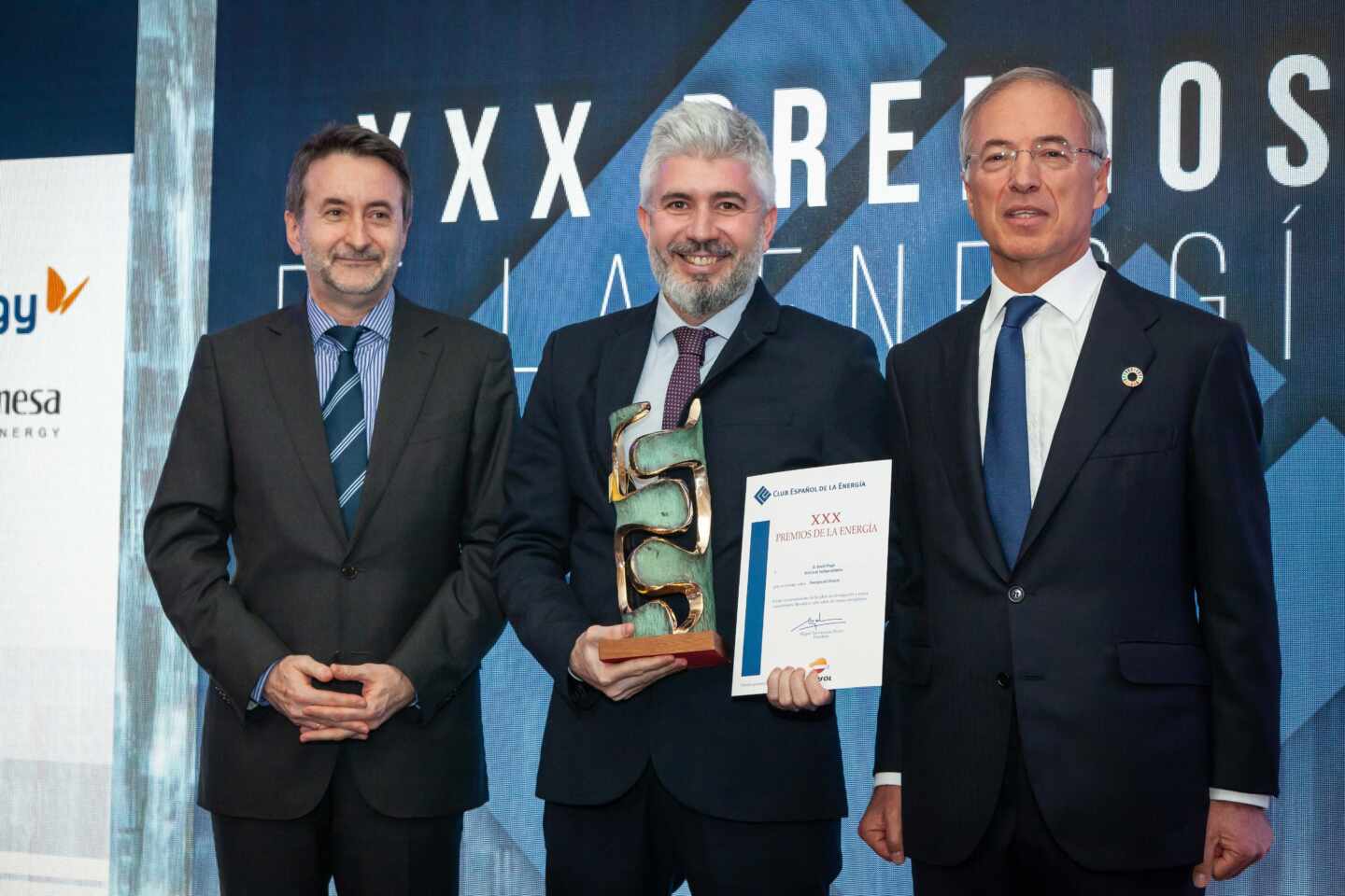 David Page, de El Independiente, recibe uno de los Premios de la Energía de manos del consejero delegado de Repsol, Josu Jon Imaz, y del presidente de Viesgo y Enerclub, Miguel Antoñanzas.