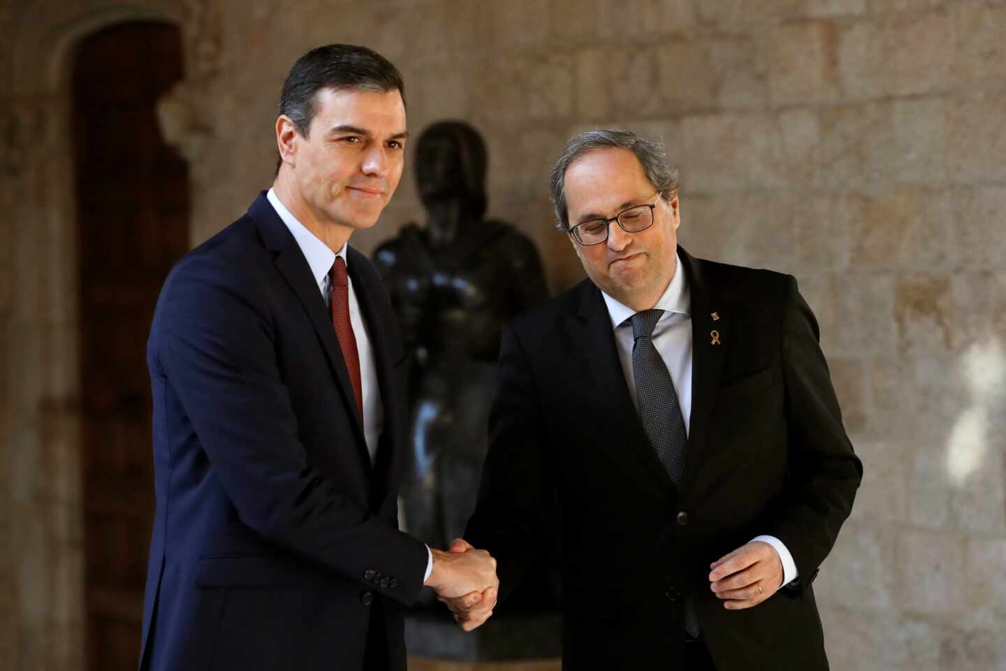 Sánchez ofrece a Torra iniciar la mesa de diálogo en febrero