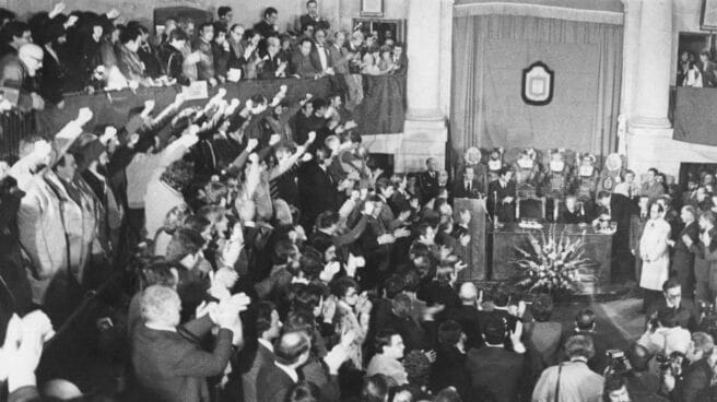 Los cargos de HB, puño en alto, cantan el 'Eusko Gudariak' ante la presencia del Rey Juan Carlos en la Casa de Juntas de Gernika el 4 de febero de 1981.