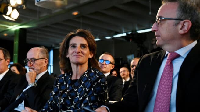 ribera brufau aires ep La ministra para la Transición Ecológica, Teresa Ribera, junto al presidente de Repsol, Antonio Brufau, y el presidente de BP España, Luis Aires.