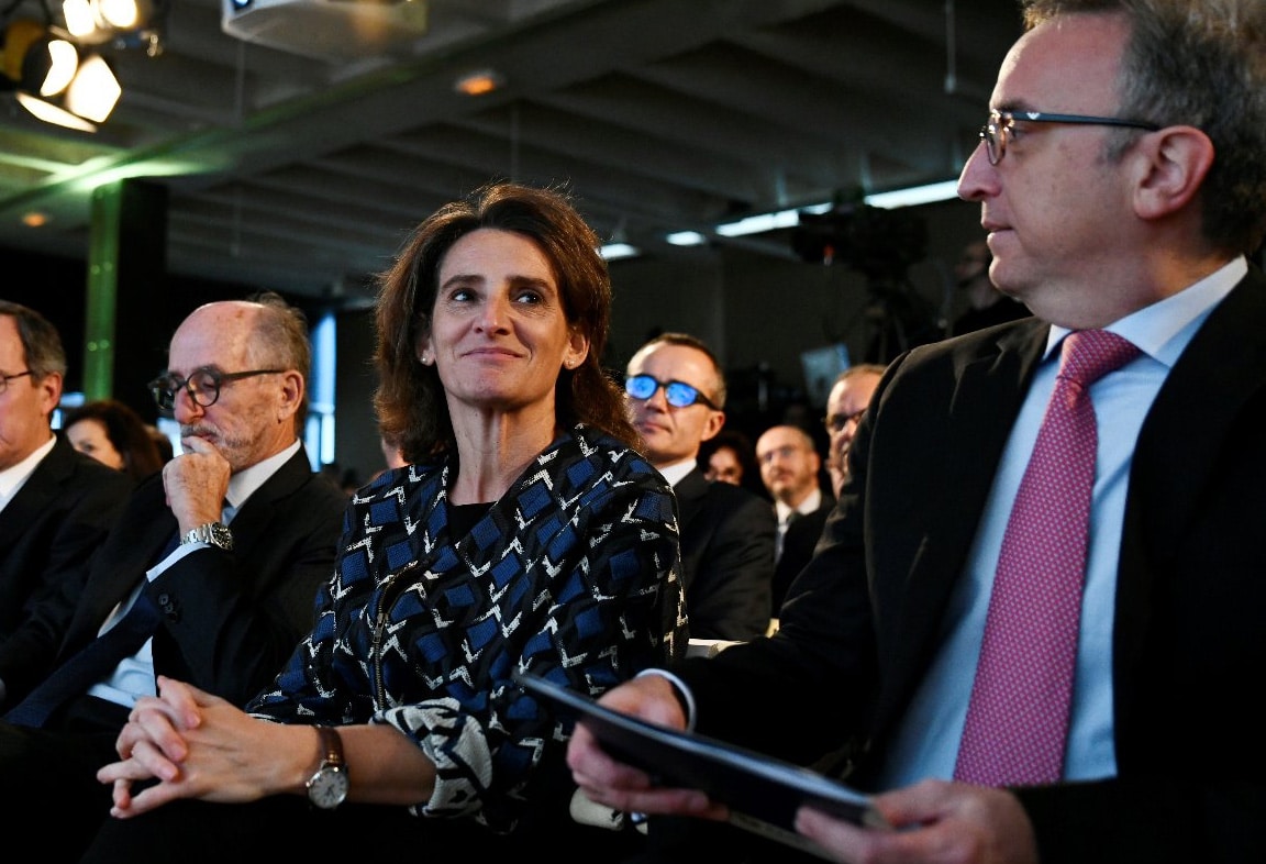 La ministra para la Transición Ecológica, Teresa Ribera, junto al presidente de Repsol, Antonio Brufau, y el presidente de BP España, Luis Aires.