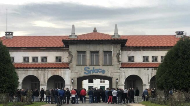 Concentración de trabajadores frente a una planta de Sniace.