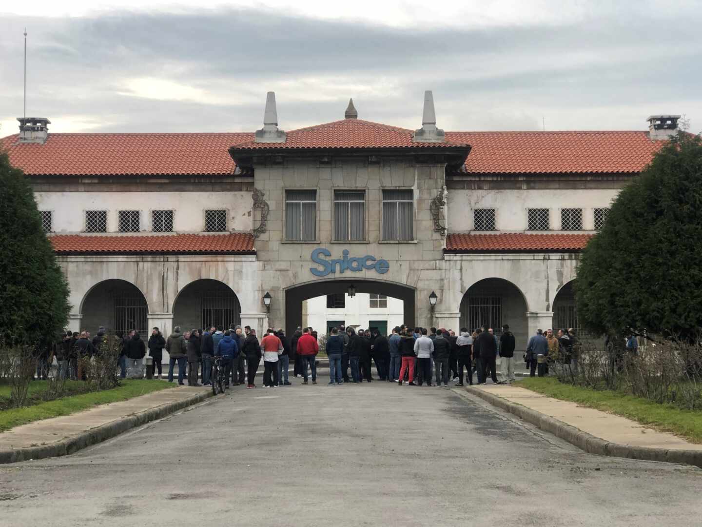 Concentración de trabajadores frente a una planta de Sniace.