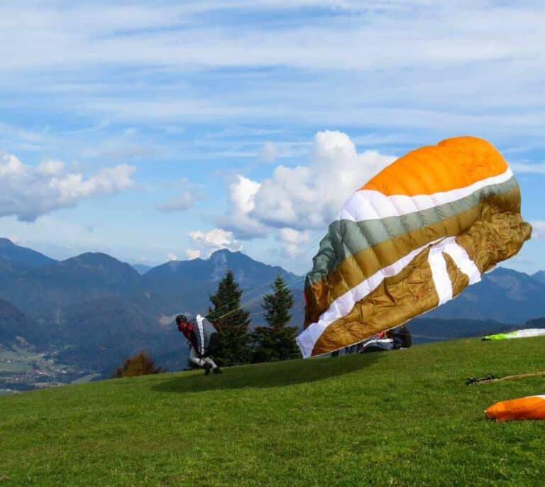 Un parapentista sufre un accidente tras engancharse en una farola en Oia (Pontevedra)