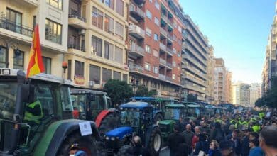 Una multitudinaria tractorada y miles de agricultores colapsan el centro de Valencia