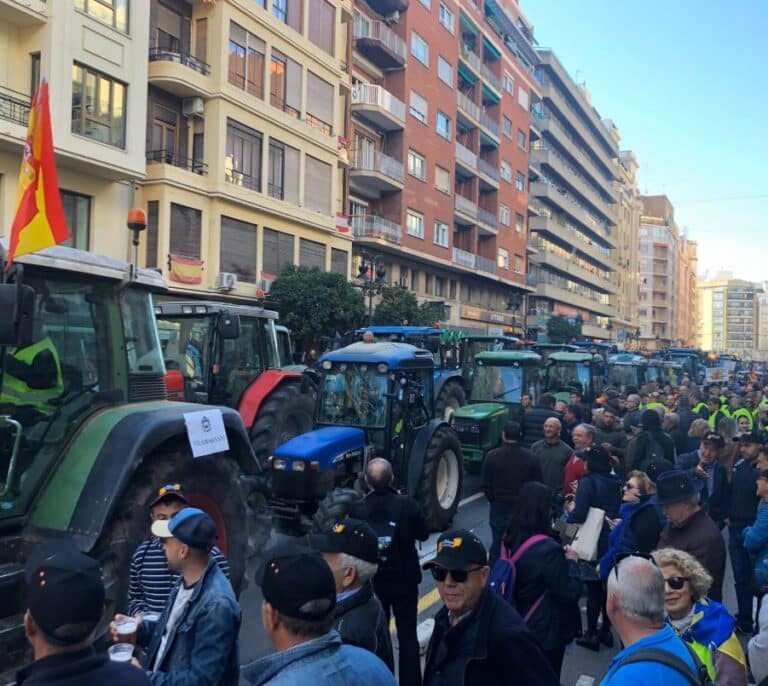 Una multitudinaria tractorada y miles de agricultores colapsan el centro de Valencia