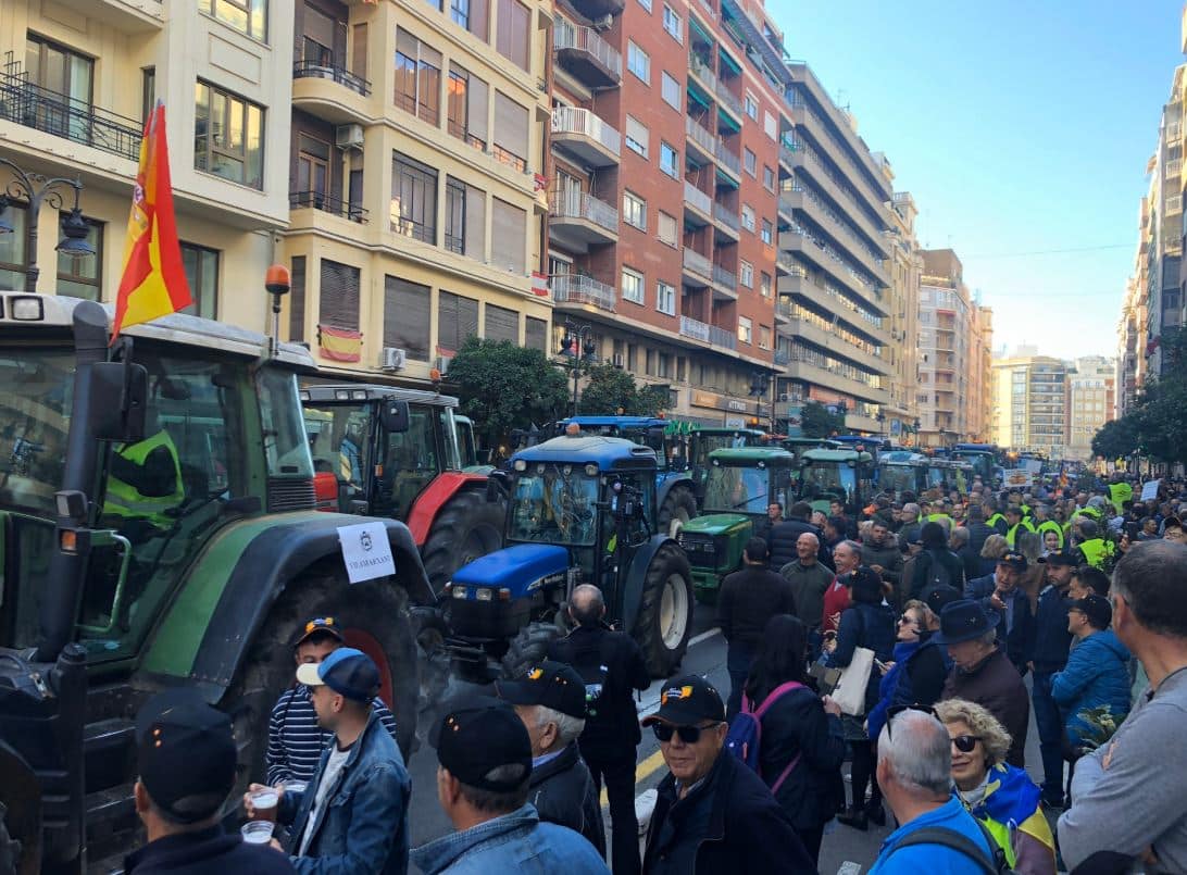 Una multitudinaria tractorada y miles de agricultores colapsan el centro de Valencia