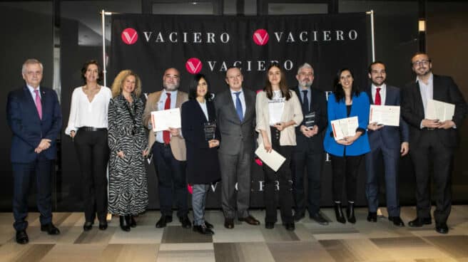 Francisco Vaciero, presidente de Vaciero, junto a los ganadores y finalistas de los III Premios Vaciero de Periodismo.