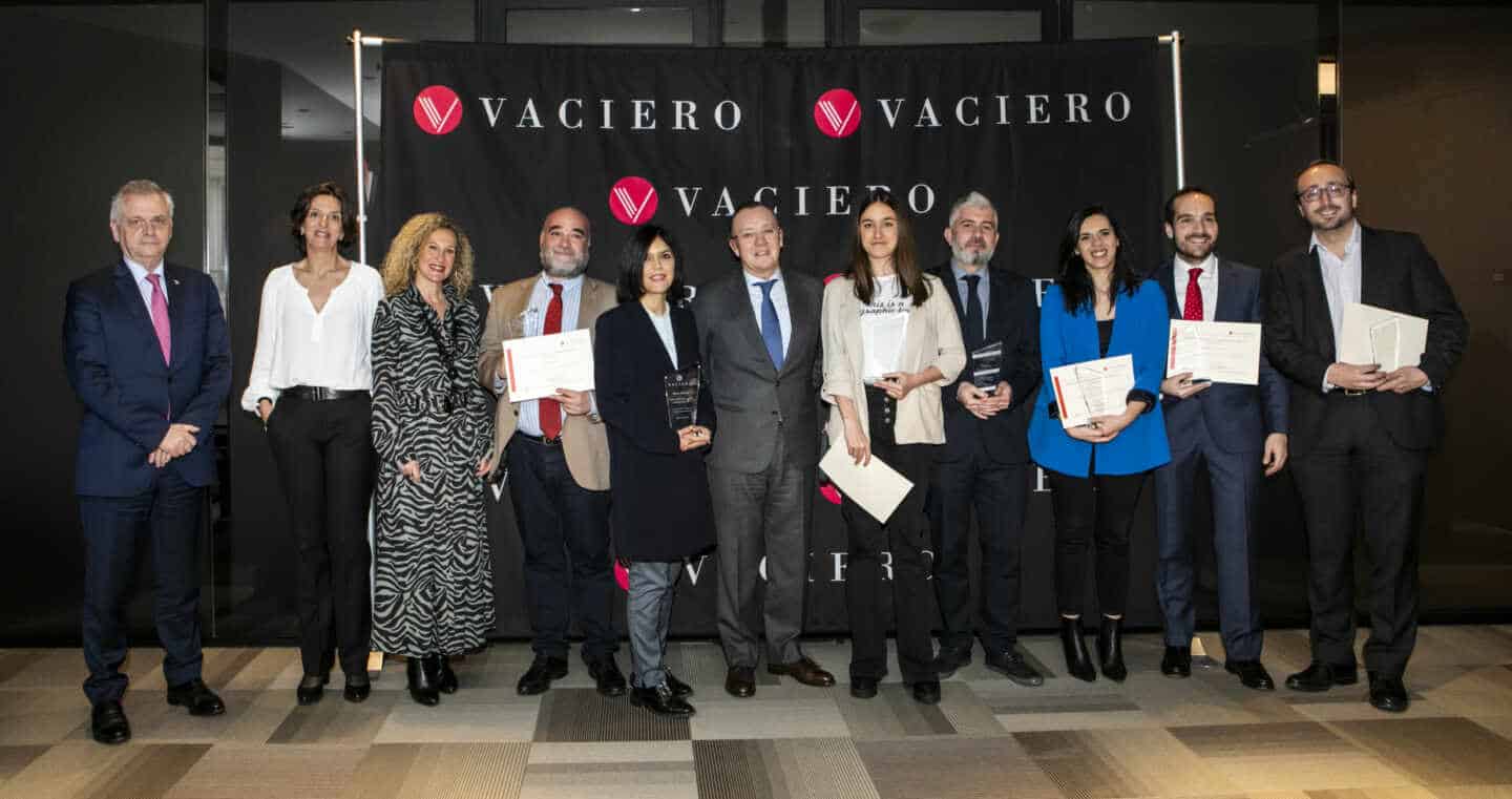 Francisco Vaciero, presidente de Vaciero, junto a los ganadores y finalistas de los III Premios Vaciero de Periodismo.