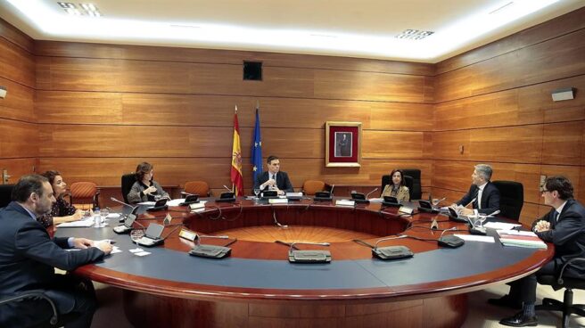 Un cambio normativo permitirá a miles de ediles cobrar dietas por plenos telemáticos Imagen de una de las últimas reuniones del Consejo de Ministros.