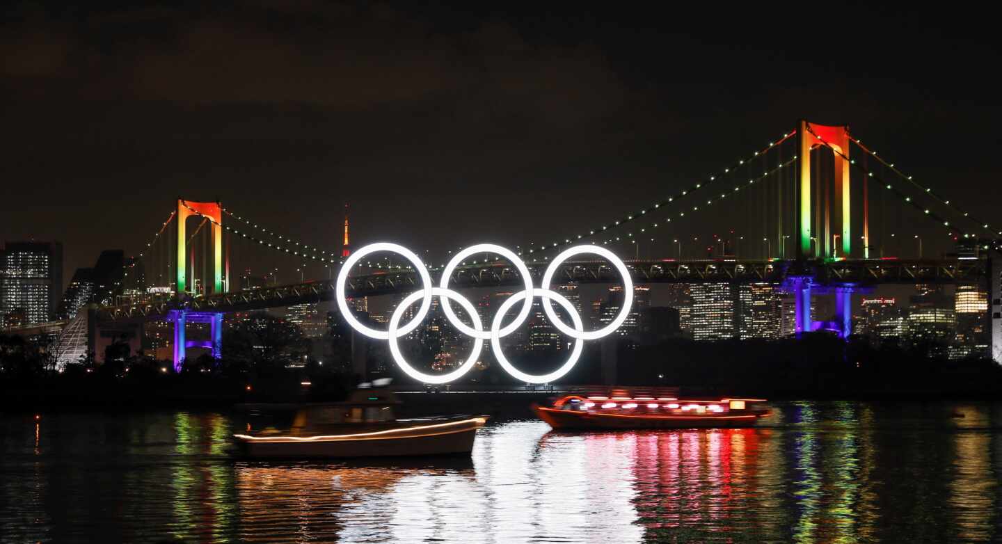 Los anillos olímpicos iluminan el Rainbow Bridge en la bahía de Tokio