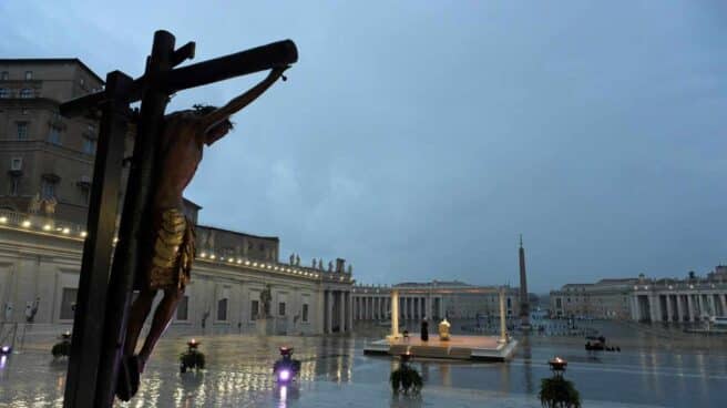 La Plaza de San Pedro, desierta durante la última bendición del Papa