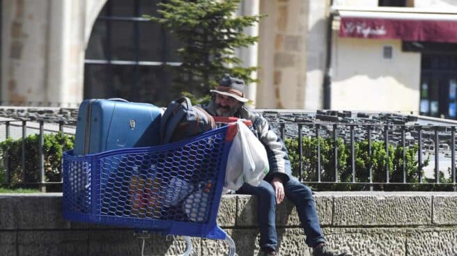 Una persona sin hogar en la plaza de San Marcelo, en León.