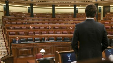 Casado se debate entre la confrontación y el giro al centro