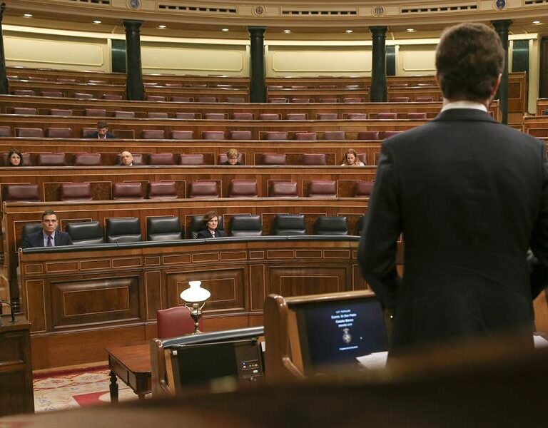 Casado se debate entre la confrontación y el giro al centro
