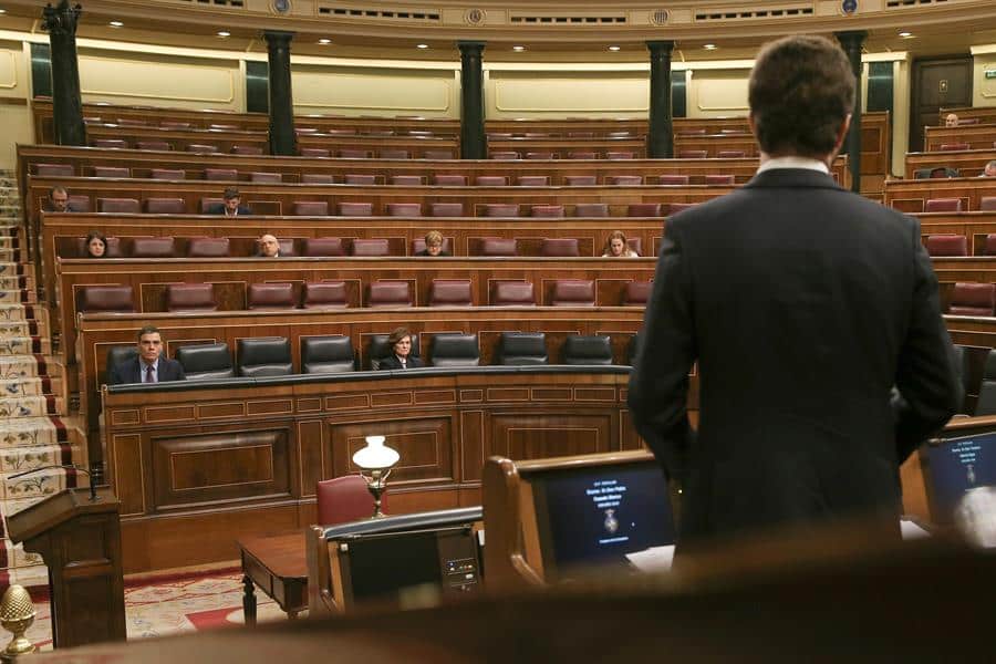 Casado se debate entre la confrontación y el giro al centro