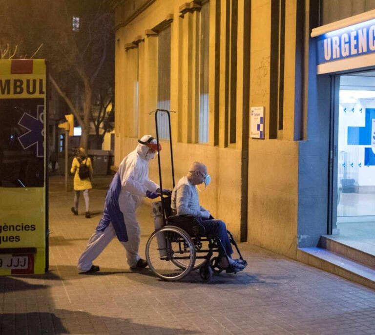 Los médicos ya disponen de una guía sobre qué pacientes con Covid-19 priorizar en la UCI