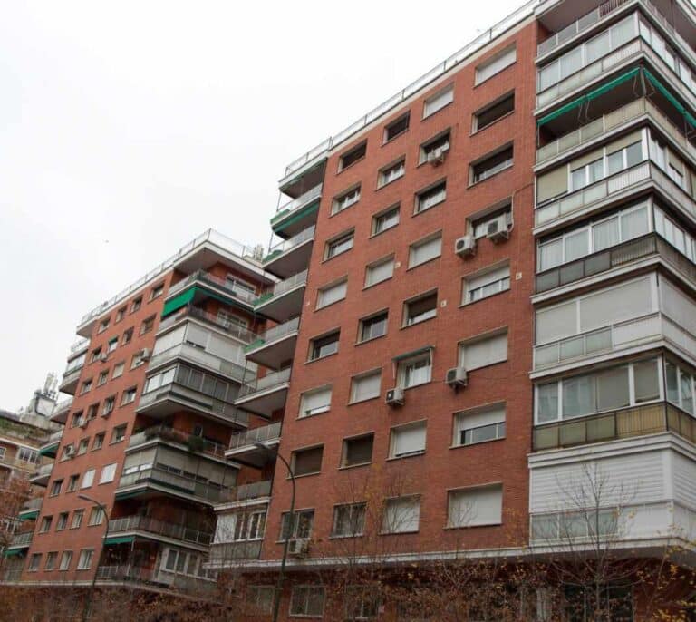 La reserva del 30% de VPO no cubre las más de 300 viviendas nuevas prometidas por Colau
