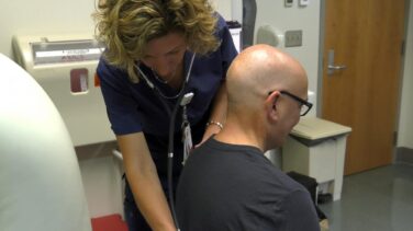 La hipertensión y la diabetes elevan el riesgo de coronavirus más que las enfermedades pulmonares