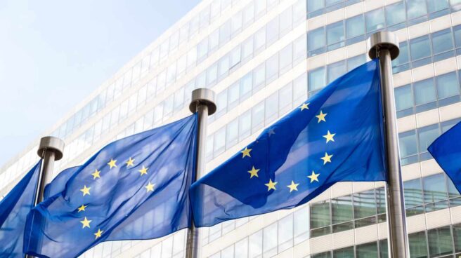Transparencia Internacional-España defiende medidas antifraude para la adjudicación de los fondos europeos Banderas de la Unión Europea.