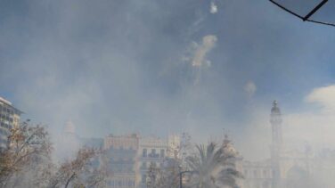 Una mascletà poderosa y emotiva devuelve la luz al "meollo de la pólvora"
