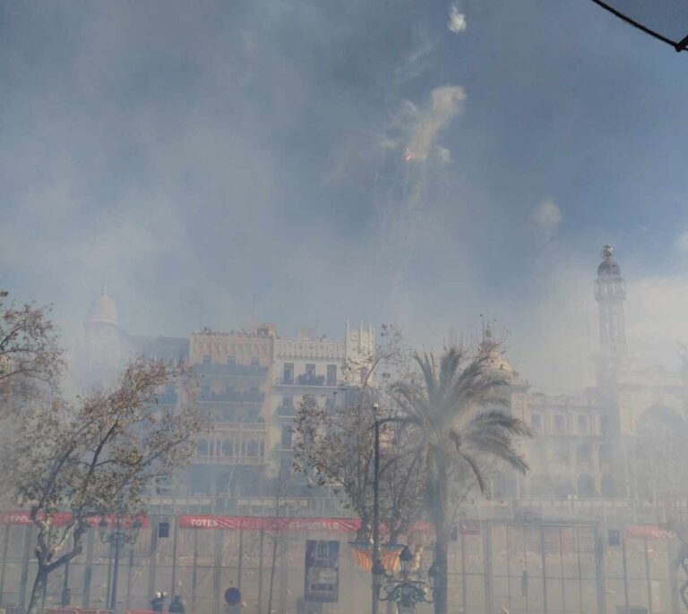 Una mascletà poderosa y emotiva devuelve la luz al "meollo de la pólvora"