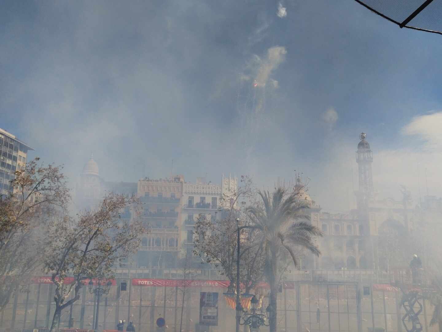 Una mascletà poderosa y emotiva devuelve la luz al "meollo de la pólvora"