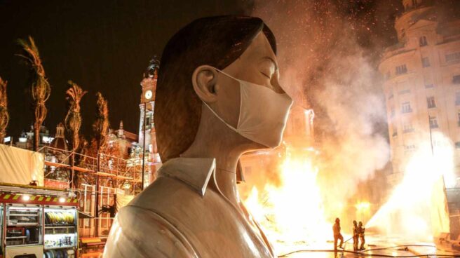 La falla de la Plaza del Ayuntamiento de Valencia rodeada por el fuego.