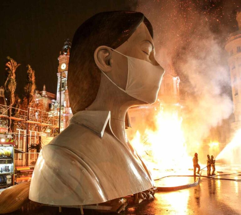 Prenden fuego a la falla de la Plaza del Ayuntamiento de Valencia sin público y tres días antes de la 'cremà'