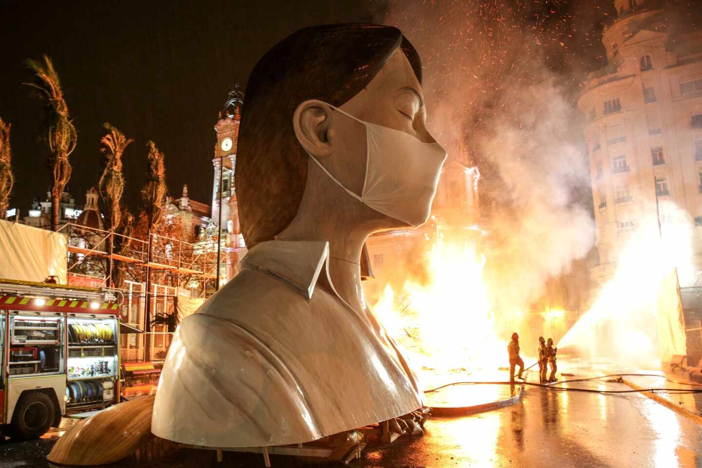 Prenden fuego a la falla de la Plaza del Ayuntamiento de Valencia sin público y tres días antes de la 'cremà'