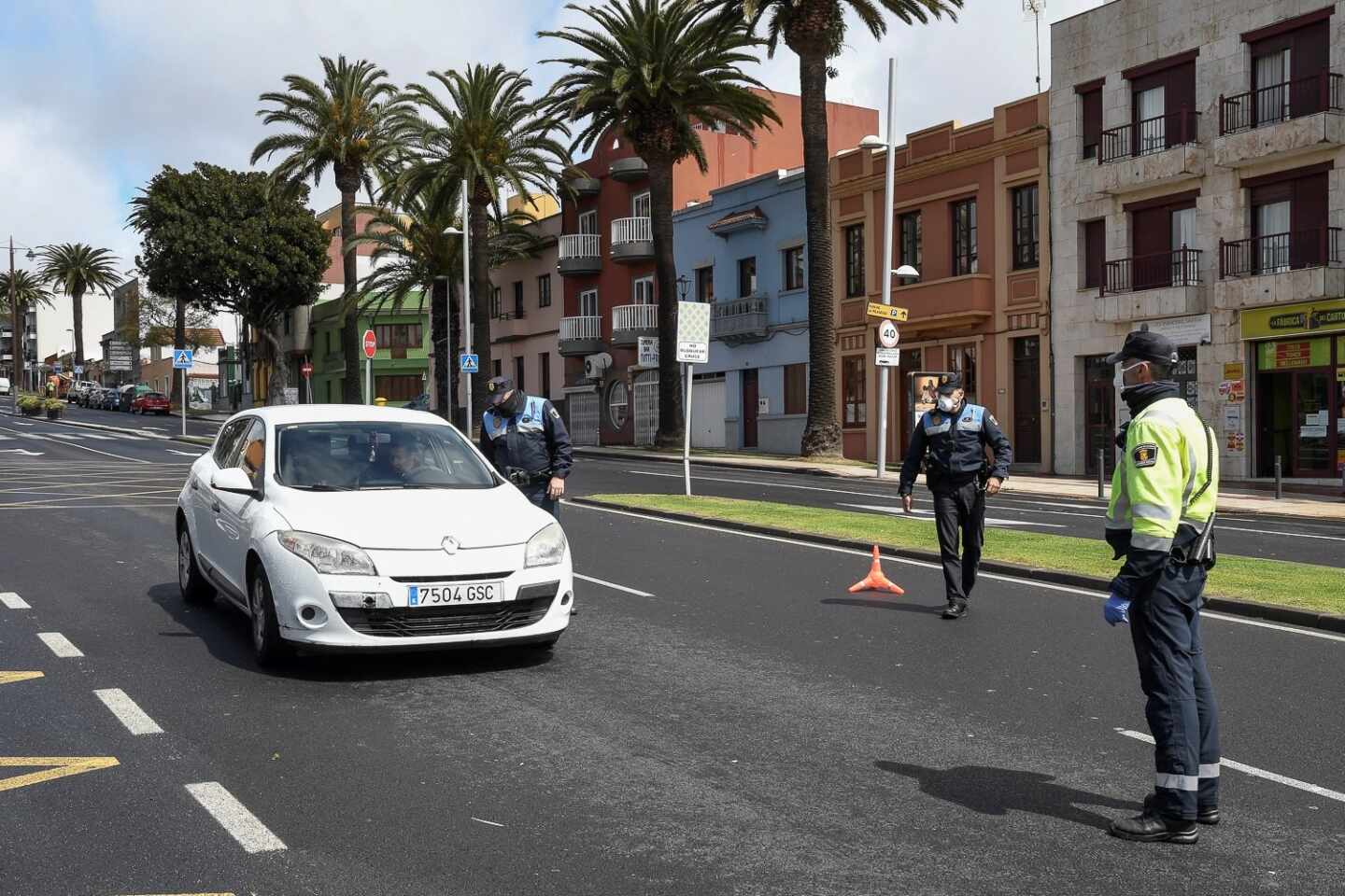 Multan a una persona en Tenerife con 480 euros por desobedecer el confinamiento y agredir a la Policía