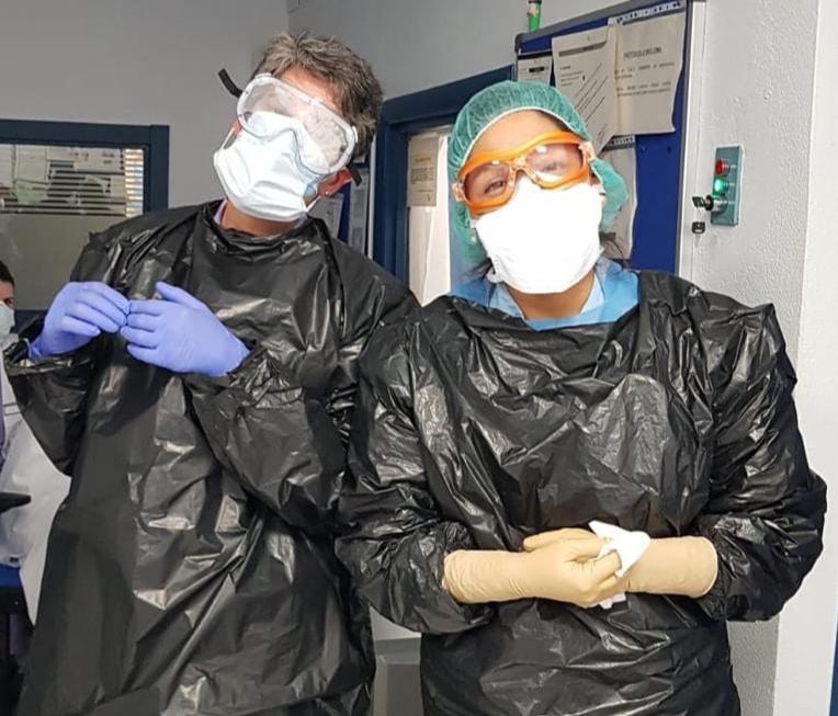 Dos técnicos de radiología se protegen con bolsas de basura ante la ausencia de suficiente material de protección contra el coronavirus.