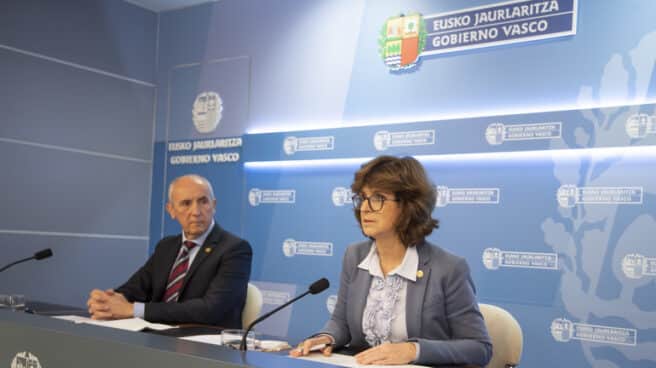 El consejero de Autogobierno, Josu Erkoreka, y la consejera de Salud del Gobierno vasco, Nekane Murga, durante su comparecencia. El consejero de Autogobierno, Josu Erkoreka, y la consejera de Salud del Gobierno vasco, Nekane Murga, durante su comparecencia.