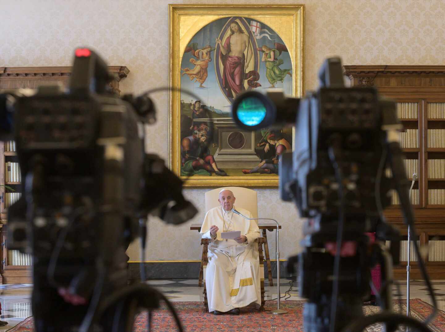 El papa Francisco en el Vaticano, hablando con micrófono frente a las cámaras de televisión.