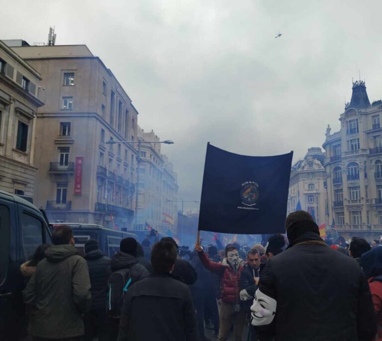 Policías de Jusapol rompen el cordón de seguridad en su manifestación frente al Congreso