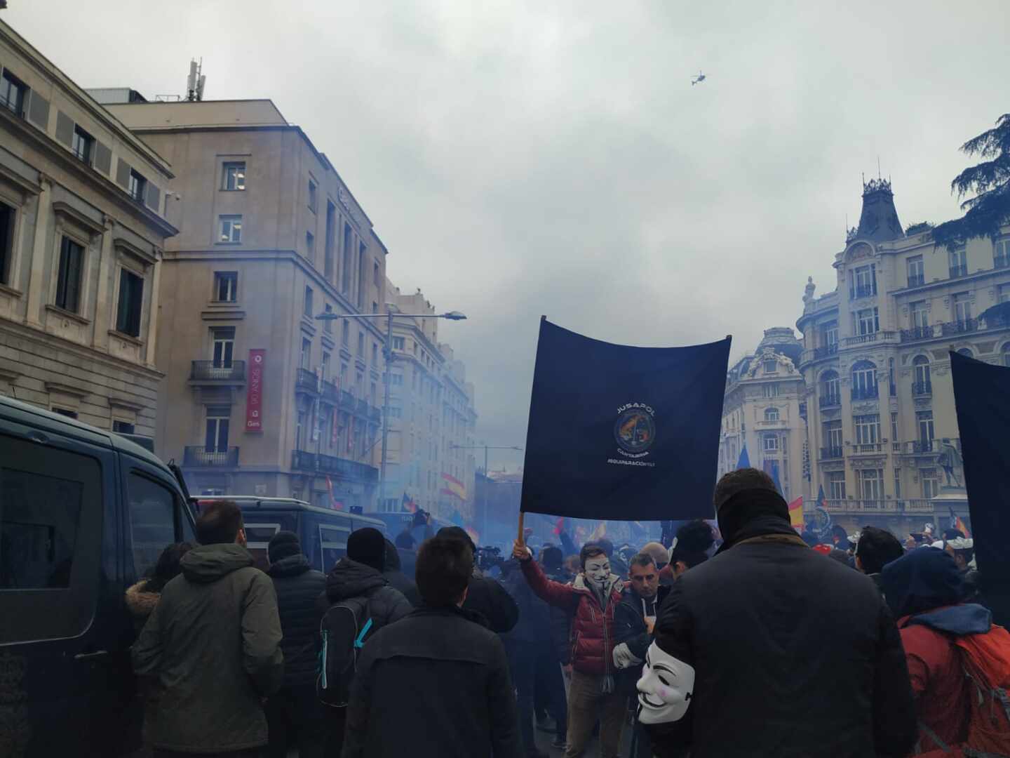 Policías de Jusapol rompen el cordón de seguridad en su manifestación frente al Congreso